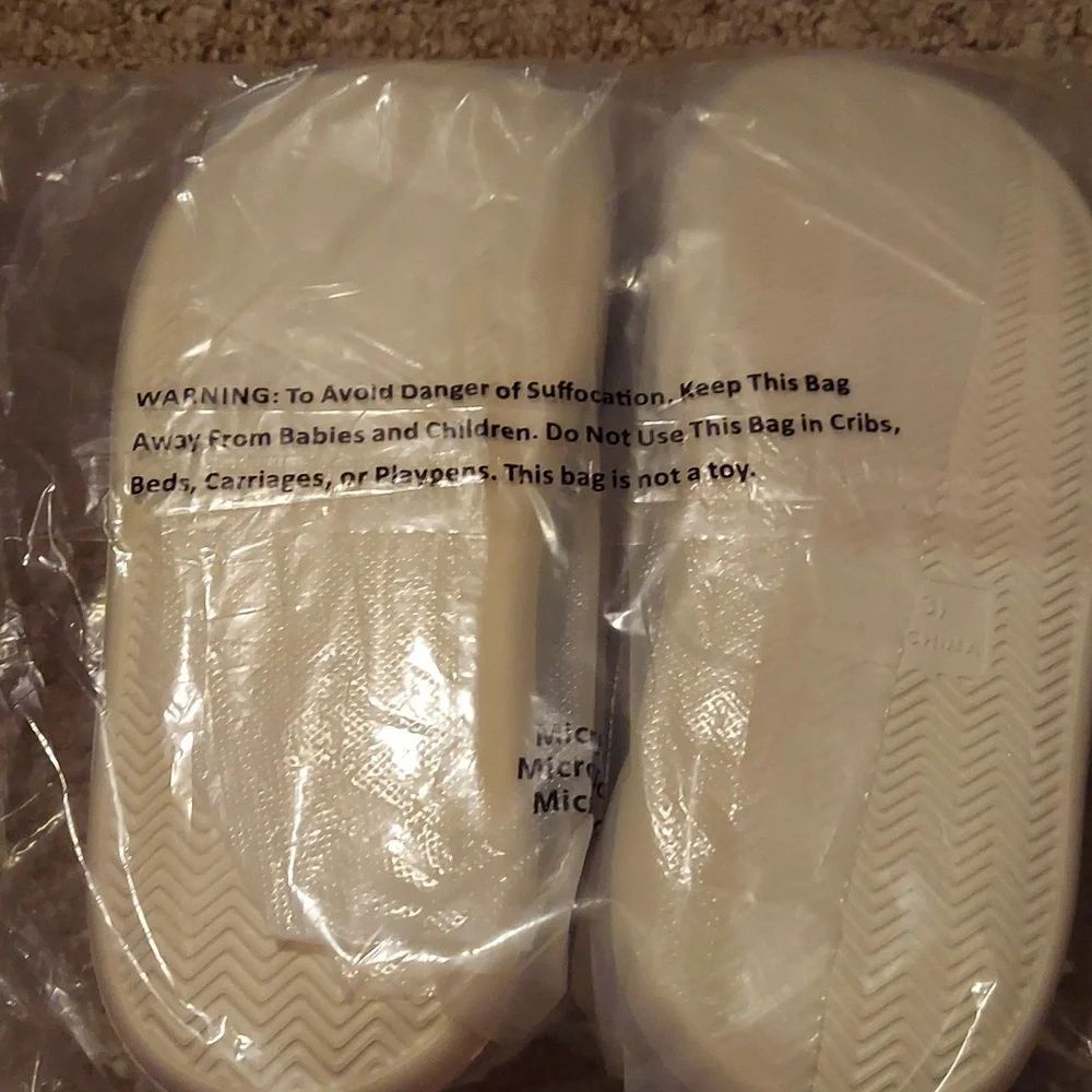 Cozy Gray Kids Slippers with Smiley Face - Picture 3 of 3